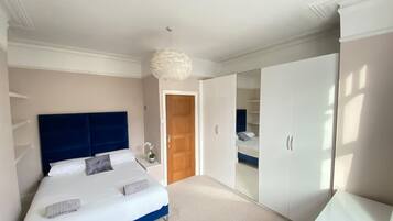 Ferros/tábuas de passar roupa, acesso à internet, roupa de cama