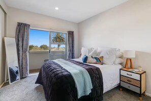 3 bedrooms, iron/ironing board, WiFi, bed sheets - Right Opposite the Beach! (Orewa)