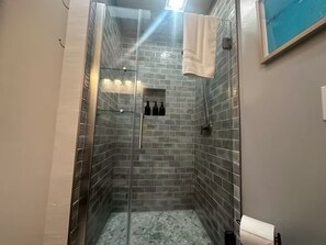 Shower, hair dryer, bidet, towels - Monterey Bay Escape (Seaside)