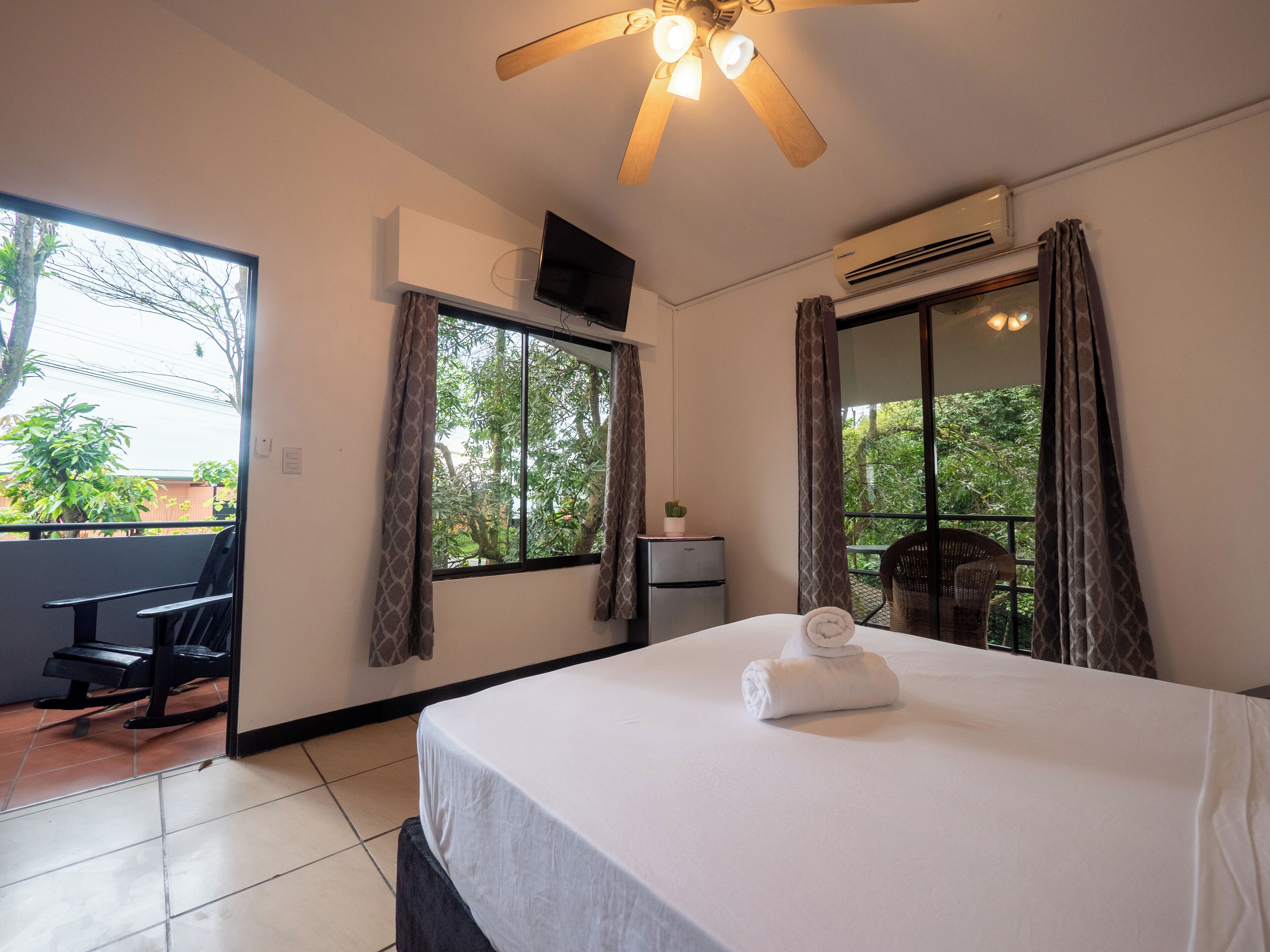 Tallelokero huoneessa, ilmainen Wi-Fi, vuodevaatteet