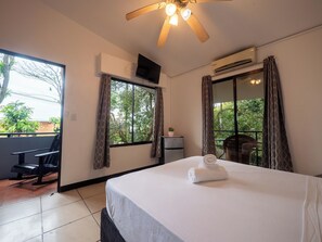 Zimmersafe, kostenloses WLAN, Bettwäsche