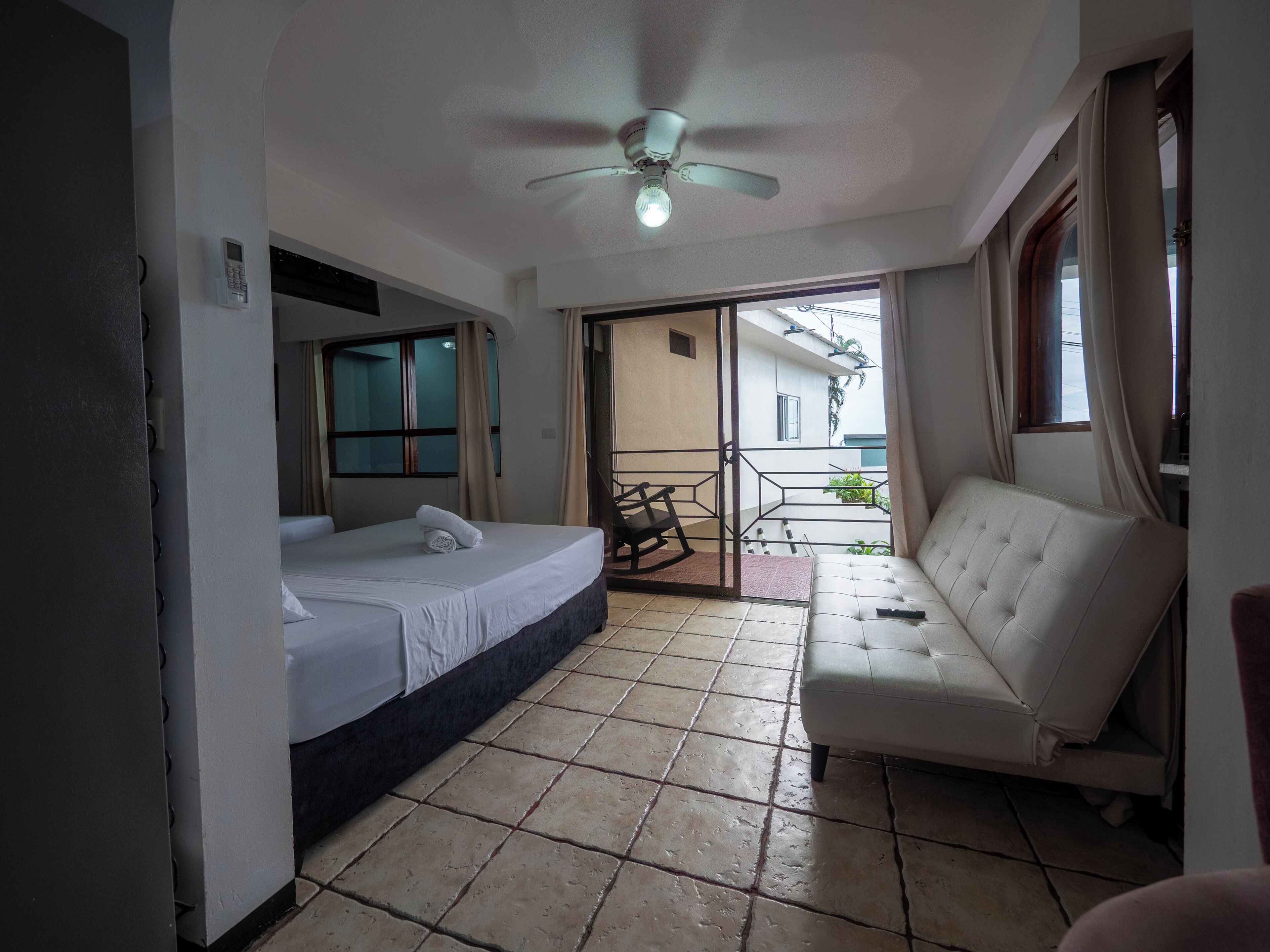 Tallelokero huoneessa, ilmainen Wi-Fi, vuodevaatteet