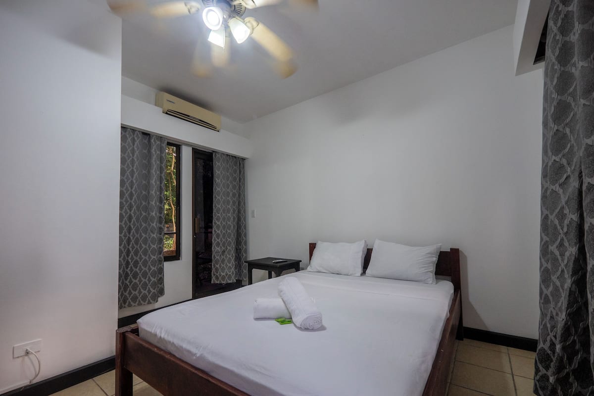 Tallelokero huoneessa, ilmainen Wi-Fi, vuodevaatteet