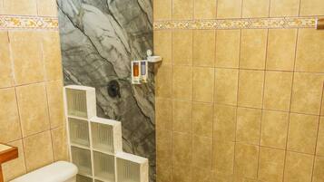 Casa familiar, lanai, vistas parciales al mar | Baño | Artículos de higiene personal gratuitos, secador de pelo y toallas