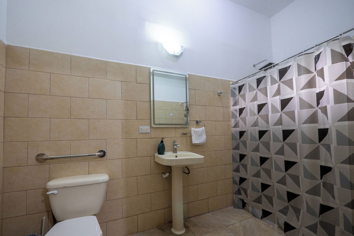 Huoneisto, parveke, näköala puutarhaan | Kylpyhuone | Pyyhkeet