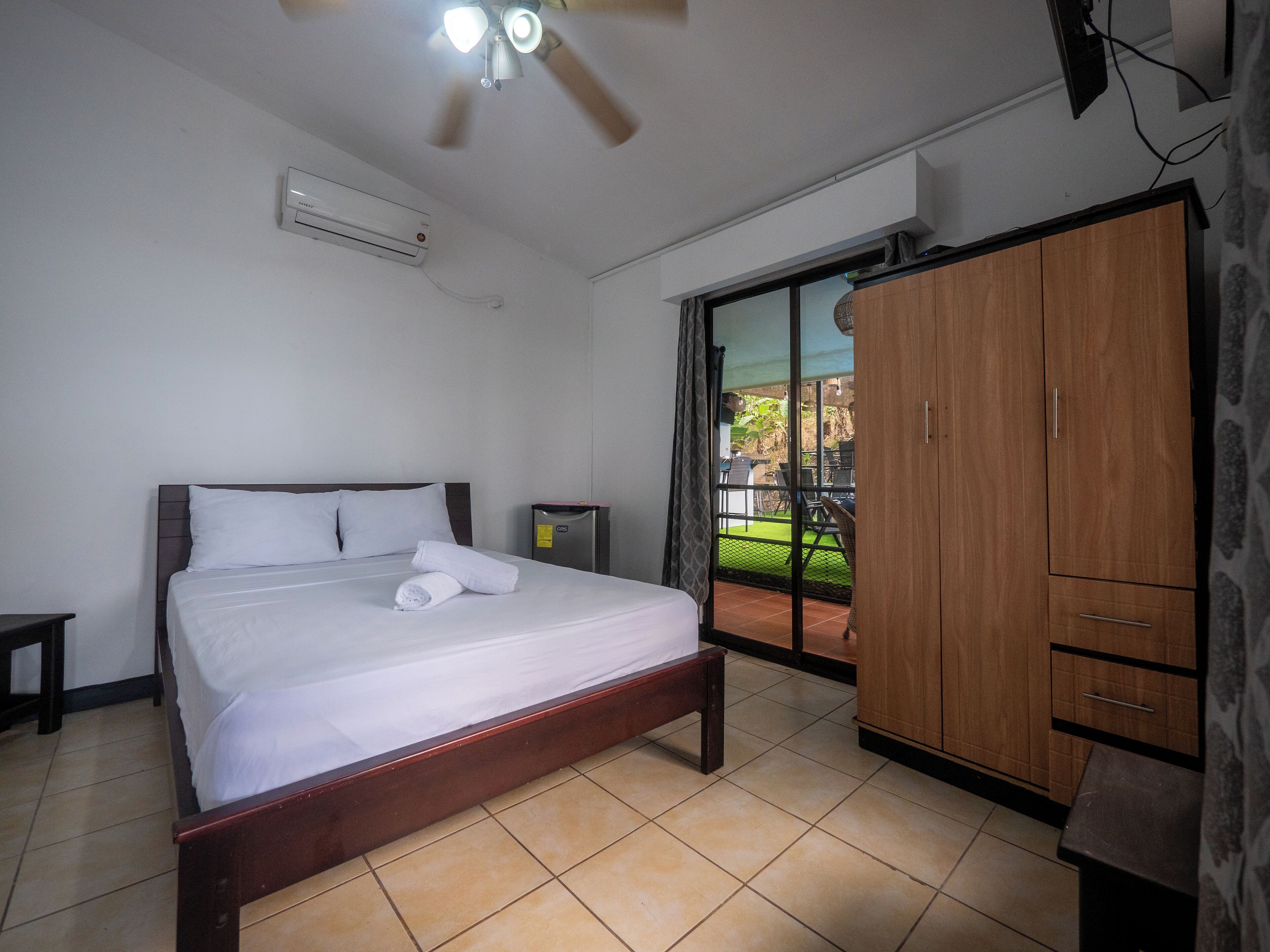 Tallelokero huoneessa, ilmainen Wi-Fi, vuodevaatteet