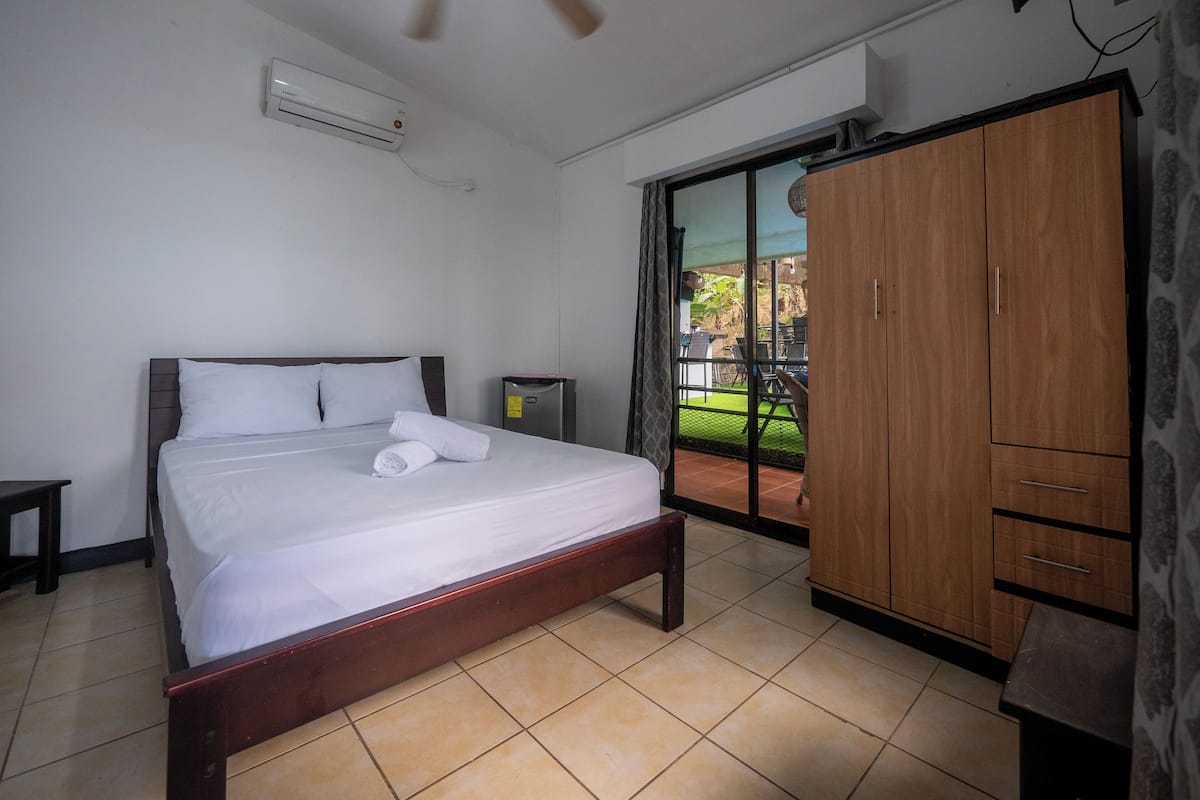 Tallelokero huoneessa, ilmainen Wi-Fi, vuodevaatteet