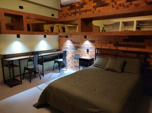 Tabla de planchar con plancha, wifi y ropa de cama 