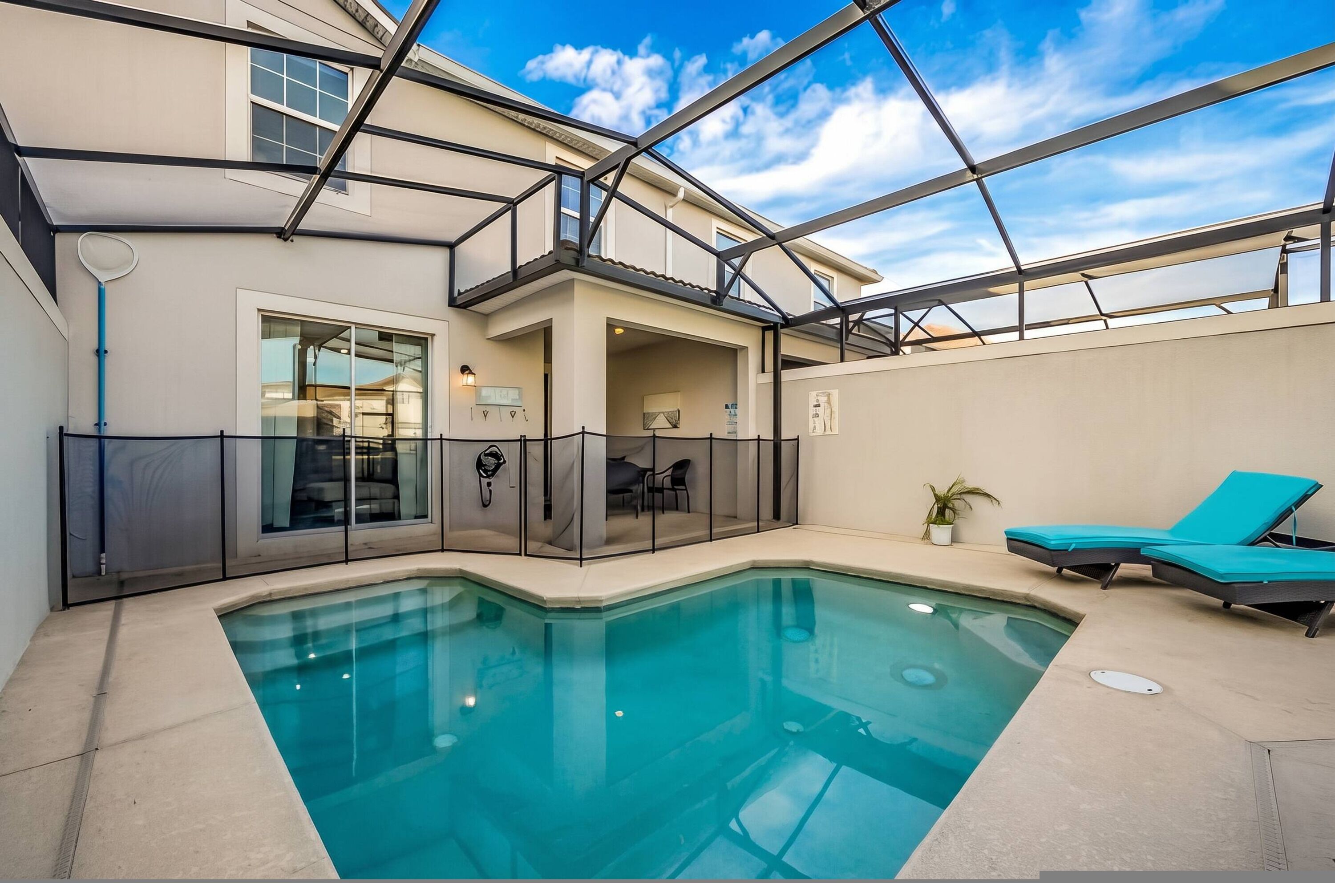 Una piscina interna con copertura in vetro, zona relax al coperto e vista sul cielo.