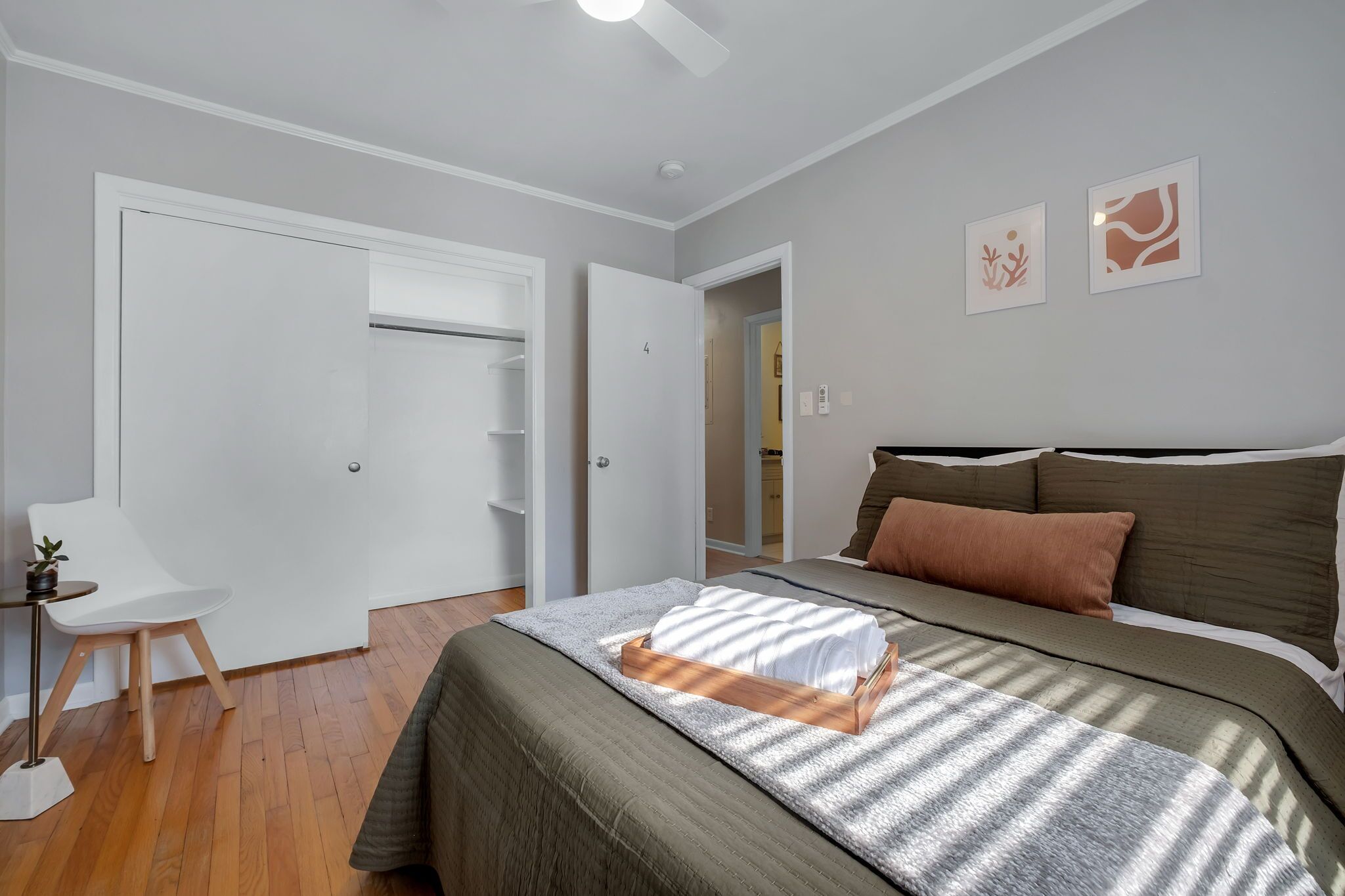 Quarto com cama, escrivaninha e cadeira.