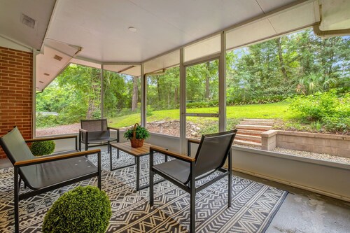 Don Andres \\ 5 Bedrooms \\ 6 Beds \\ Parking for 6 Vehicles
