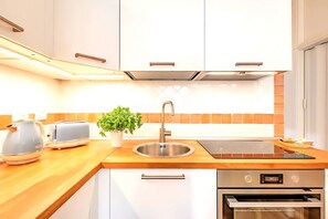 Fridge, microwave, toaster - Caralis Home is an elegant apartment just steps from Cagliari's historic sites.Ideal for families who want to enjoy a comfortable holiday in Cagliari's historic center, discovering its most fascinating secrets and traditions.Caralis Home is fully air-con (Cagliari)