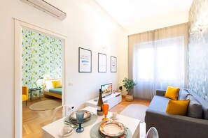 Living area - Caralis Home is an elegant apartment just steps from Cagliari's historic sites.Ideal for families who want to enjoy a comfortable holiday in Cagliari's historic center, discovering its most fascinating secrets and traditions.Caralis Home is fully air-con (Cagliari)