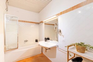 Bidet, towels, shampoo - Caralis Home is an elegant apartment just steps from Cagliari's historic sites.Ideal for families who want to enjoy a comfortable holiday in Cagliari's historic center, discovering its most fascinating secrets and traditions.Caralis Home is fully air-con (Cagliari)