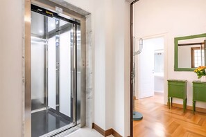 Interior - Caralis Home is an elegant apartment just steps from Cagliari's historic sites.Ideal for families who want to enjoy a comfortable holiday in Cagliari's historic center, discovering its most fascinating secrets and traditions.Caralis Home is fully air-con (Cagliari)
