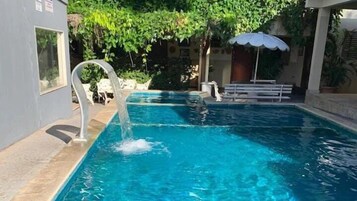 Una piscina al aire libre