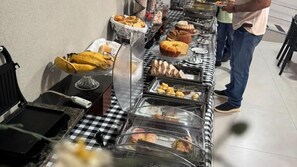 بوفيه فطور مجانًا يوميًا