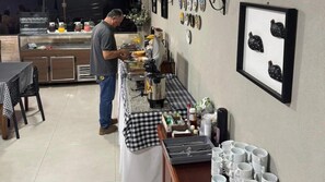 بوفيه فطور مجانًا يوميًا