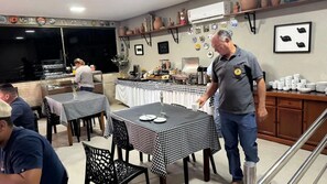 Free daily buffet breakfast  - Hotel Pousada Tropical (Barra do Garças)