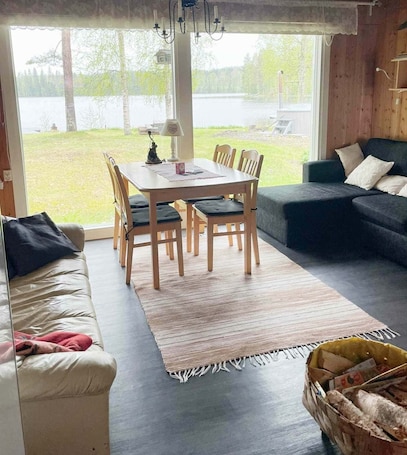 Fireplace, books. Cozy vacation home right on the lake with sauna and hot tub