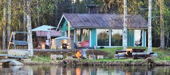 Cozy vacation home right on the lake with sauna and hot tub