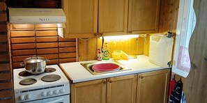 Fridge, microwave, oven, stovetop - Cozy vacation home right on the lake with sauna and hot tub (Vieremä,)