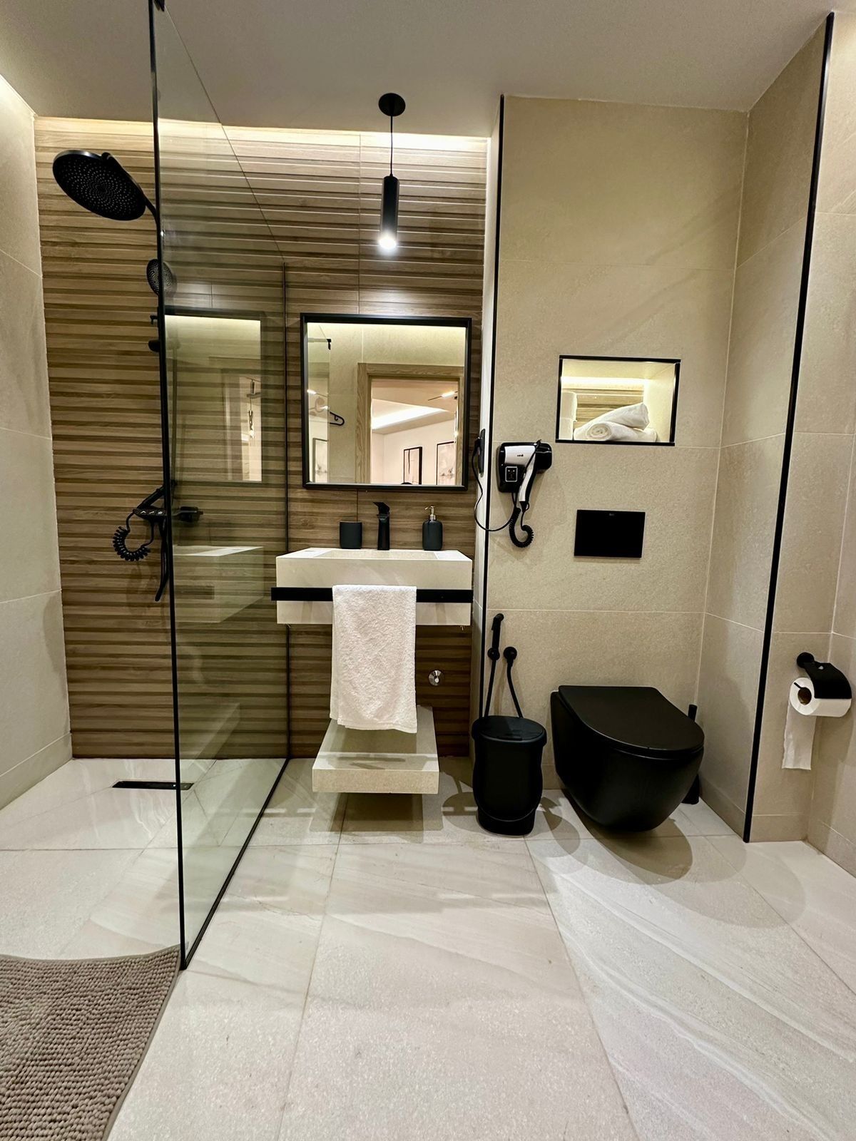 Een douche, een haardroger, een bidet, handdoeken