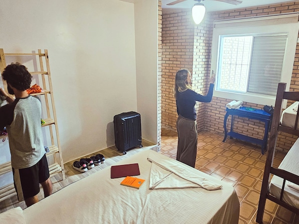 Suite, aria condizionata, vista piscina | Con stile personalizzato, con arredamento individuale, lenzuola