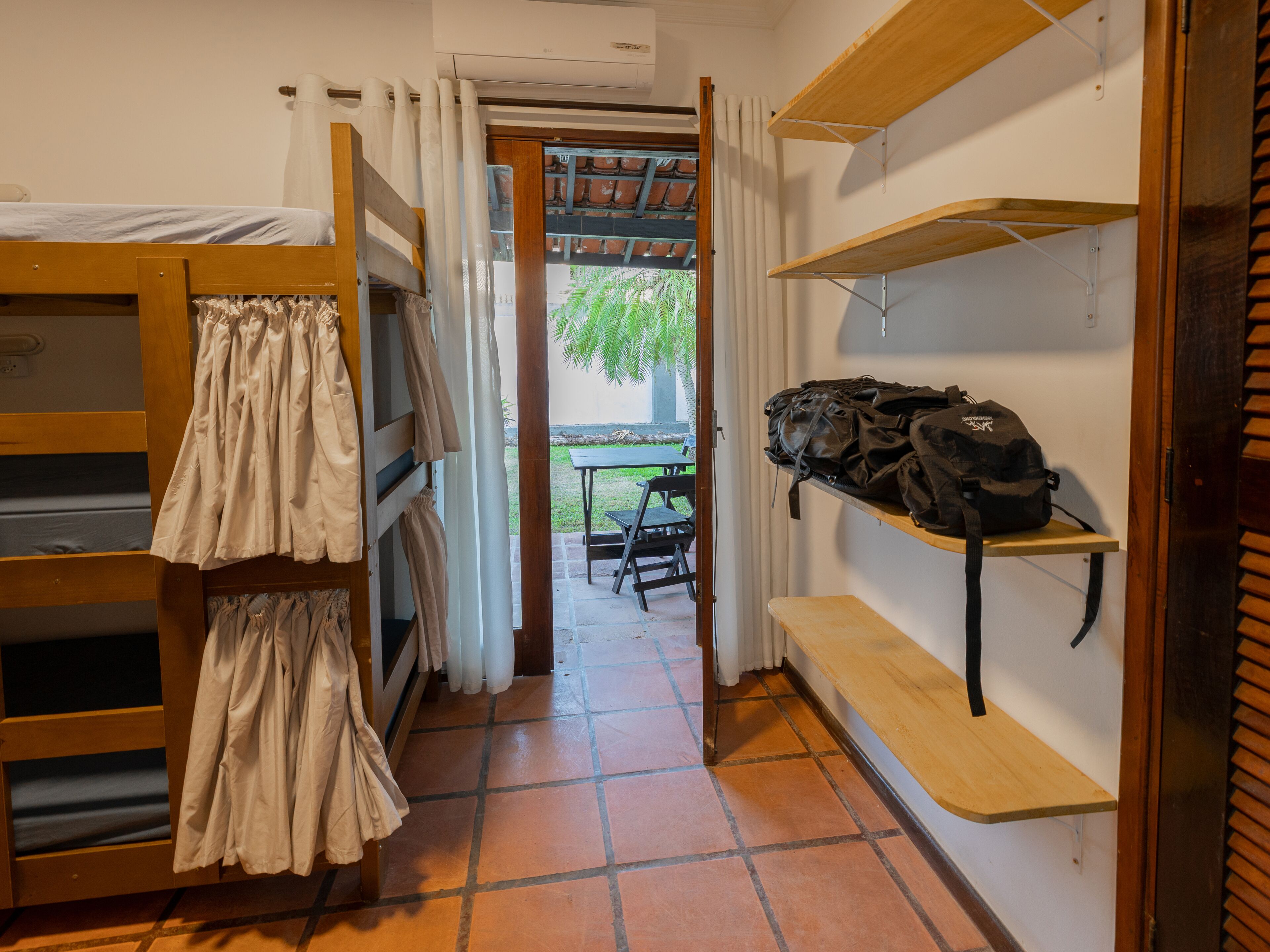 Dormitorio condiviso, dormitorio misto, aria condizionata, vista giardino | Con stile personalizzato, con arredamento individuale, lenzuola