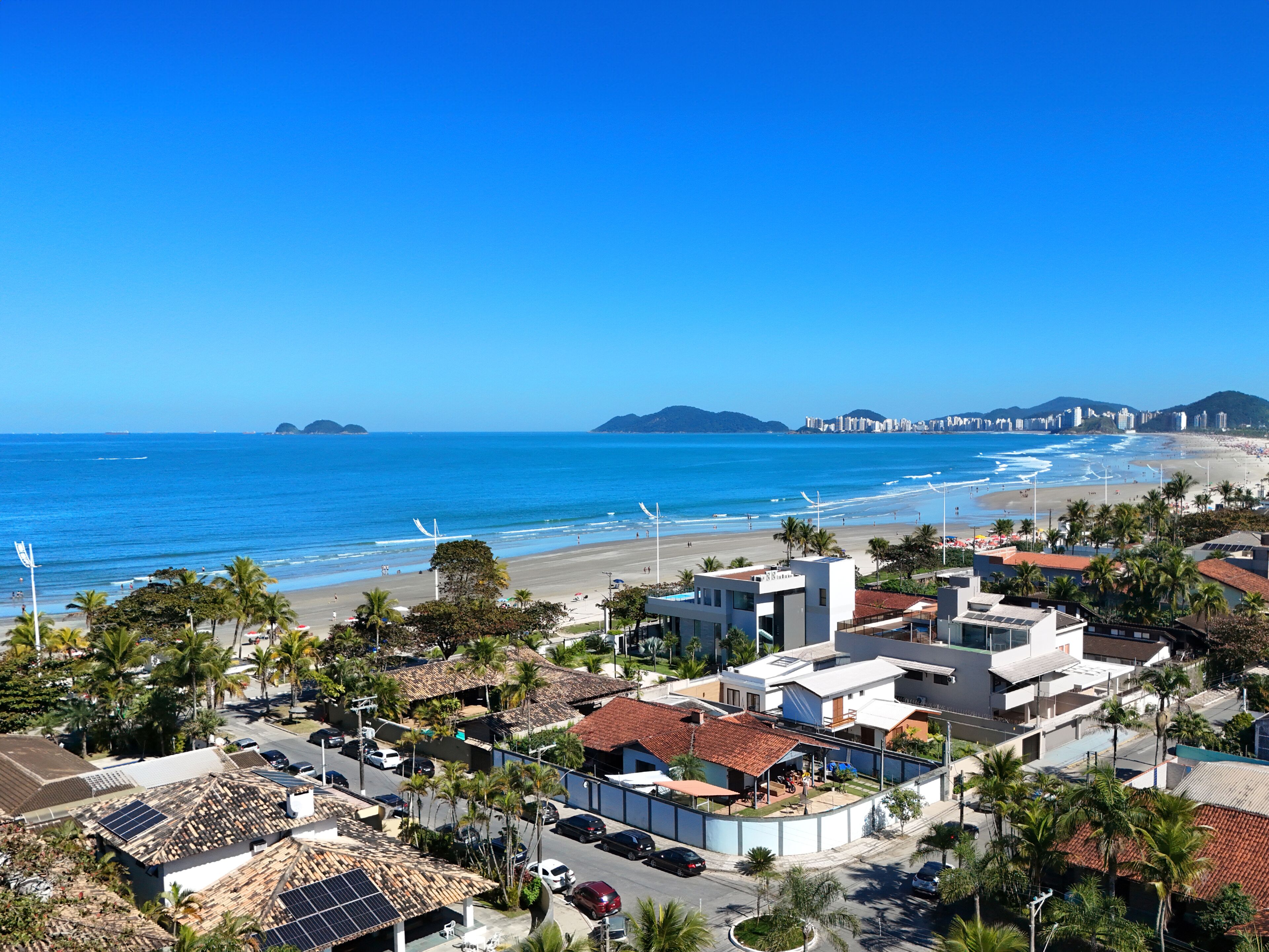 Beach nearby, white sand, beach shuttle, beach volleyball