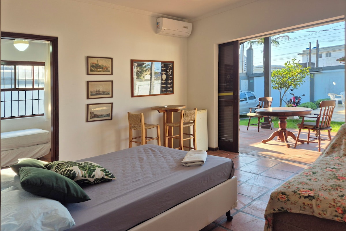 Decoración personalizada, muebles diferentes y ropa de cama 