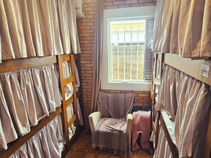 Gemeinsamer Schlafsaal, Nur Frauen