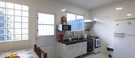 Nevera en la zona común y microondas en la zona común