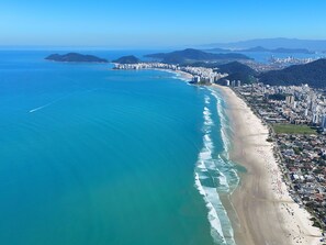 Beach nearby, white sand, beach shuttle, beach volleyball - HOSTEL QUINTAL GUEST - Guarujá (Guarujá)