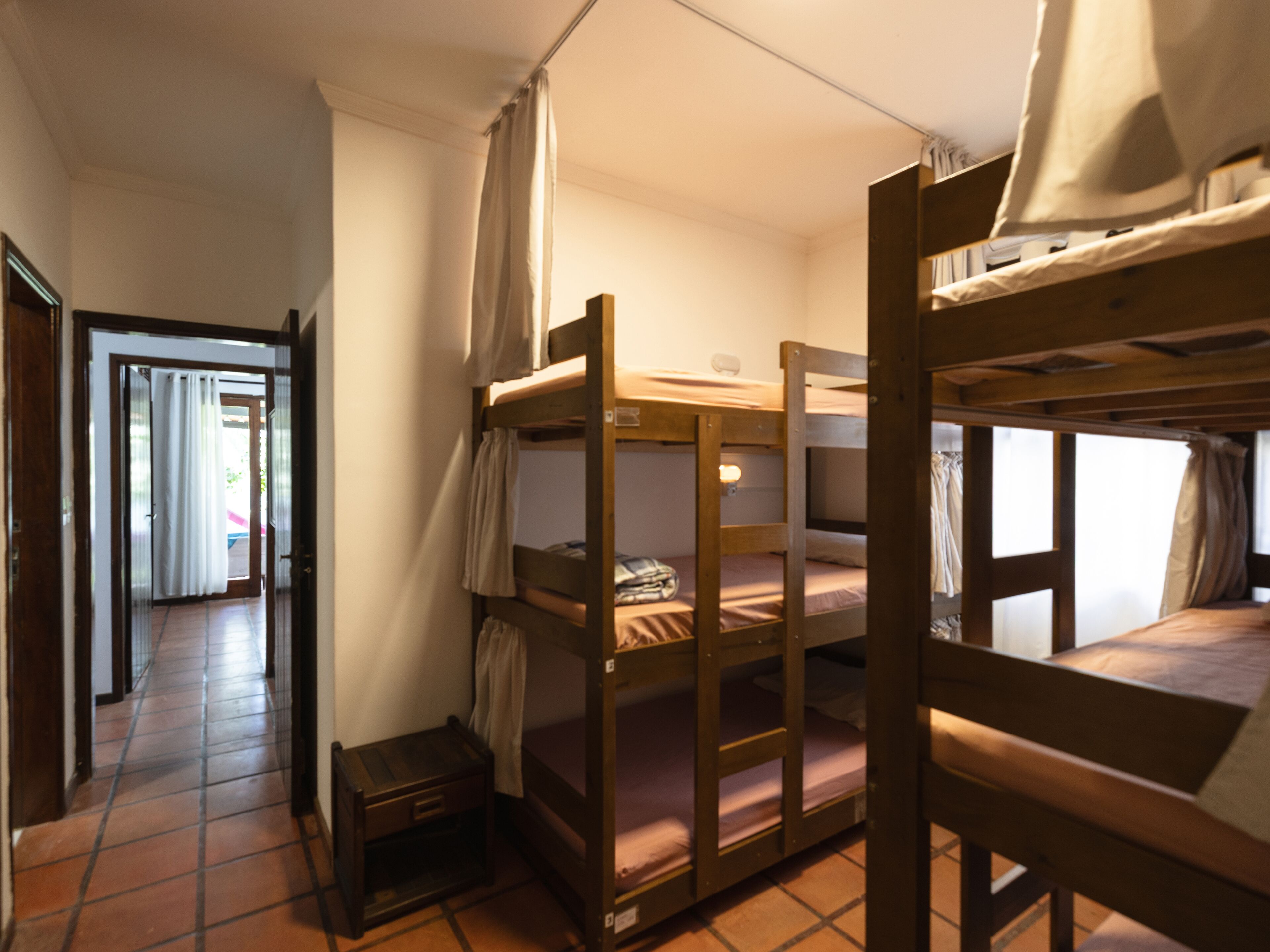 Dormitorio condiviso, per sole donne, aria condizionata, vista giardino | Con stile personalizzato, con arredamento individuale, lenzuola