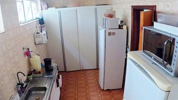 Een koelkast, een magnetron