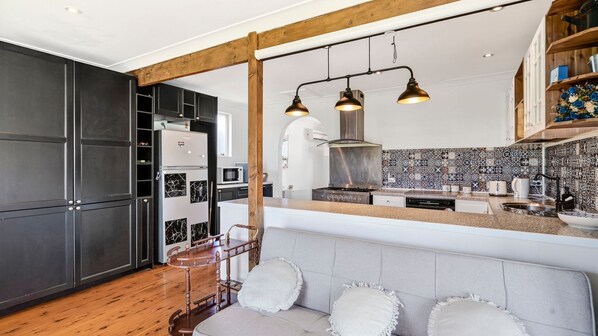 Fridge, microwave, oven, stovetop - Goulburn Stay with Garden Views & Comfort (Goulburn)