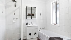 Shower, hair dryer, towels - Goulburn Stay with Garden Views & Comfort (Goulburn)