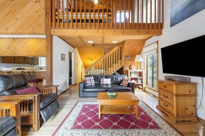 Televisión, chimenea, reproductor de DVD y oficina 