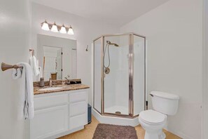 Dusche, Haartrockner, Handtücher, Seife