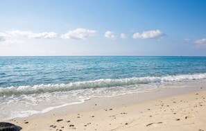 A beach with clear skies and calm waters. - Nice home in San Teodoro (San Teodoro)