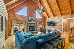 Smart TV, fireplace, table football, books - Grand Mountain Lodge, Pickleball, Barrel Sauna, Hot Tub, Game Room, Arcade (Luray)
