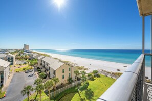 On the beach - Luxury Oceanfront Escape, Three Saltwater Pools, Hot Tub, Private Balcony (Panama City Beach)