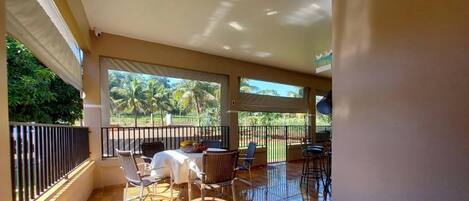 屋外ダイニングエリア