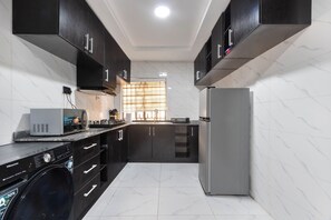 Private kitchen - 3-bedroom apartment in pleasant Ikeja GRA Lagos (Lagos)