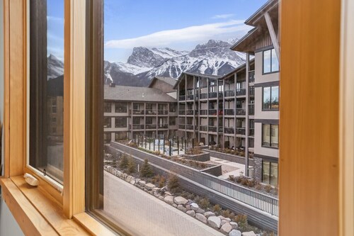 Luxury Modern Mountain Lodge in Spring Creek, Canmore