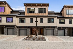 Exterior - Luxury Modern Mountain Lodge in Spring Creek, Canmore (Canmore)