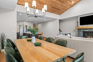 Dining - Luxury Modern Mountain Lodge in Spring Creek, Canmore (Canmore)