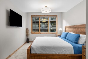 5 bedrooms, desk, iron/ironing board, WiFi - Luxury Modern Mountain Lodge in Spring Creek, Canmore (Canmore)