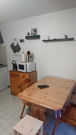 Dining - Studio 4 to 5 pers, "Le pied des pistes" with mountain view balcony (Le Biot)